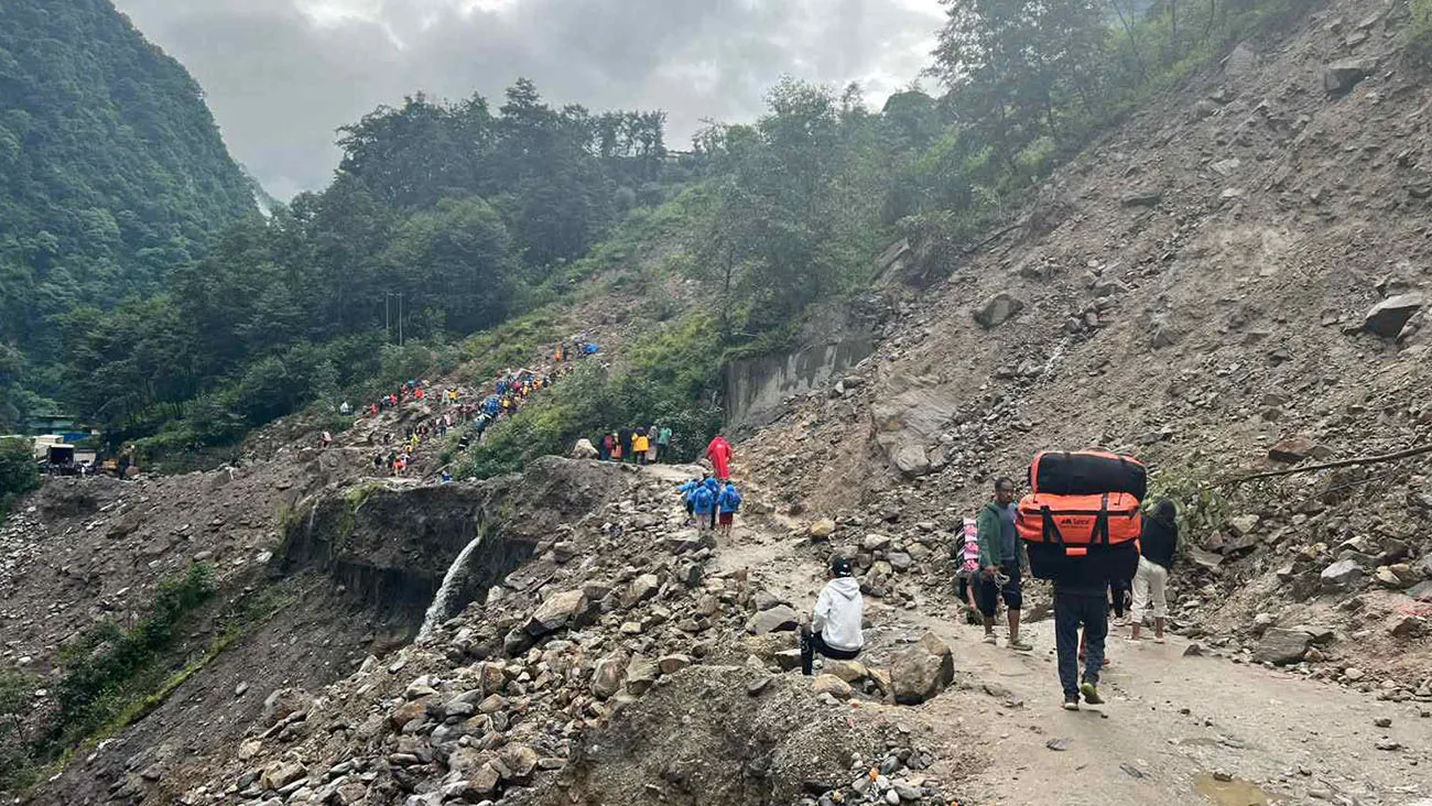 पहिरोले तातोपानी नाका अवरुद्ध हुँदा आयात–निर्यात ठप्प
